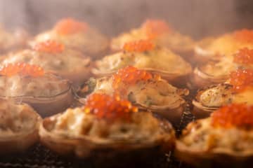 濃厚蟹味噌×芳醇チーズ！老舗料亭の「名代蟹甲羅焼」が城崎温泉駅前に爆誕！