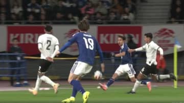 久保建英、異次元の“逆足ピンポイントクロス”が話題沸騰「突破もクロスもえっぐ」「そんなとこまで見えてんのか」鎌田大地との“神連係”で先制点をお膳立て