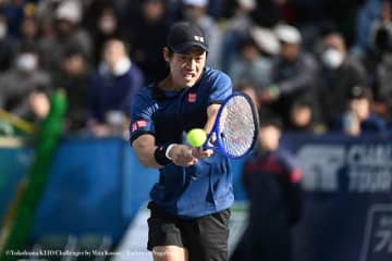 錦織圭 約3か月ぶりの復帰戦は逆転勝ち！寒い中での試合に「怖さある」も来季へ実戦感覚を積む[横浜慶應チャレンジャー]