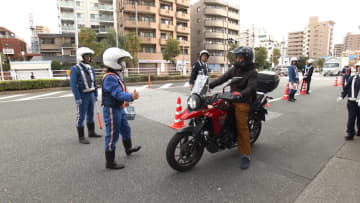 バイク死亡事故増加で警視庁が注意呼びかけ　利用者にチラシ配布　右折の車と直進バイクの事故多発