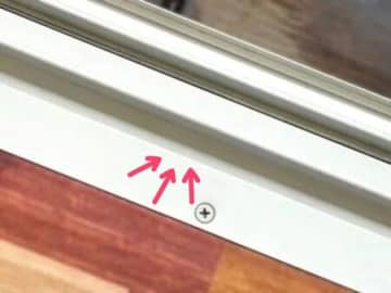 サッシの溝を「超簡単」に掃除する裏ワザ。なるほど、この手があったわ…！！