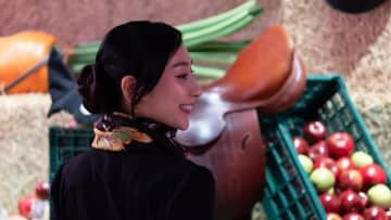 浅田舞、エルメスのスカーフに負けない“圧巻の美貌”　スタイル際立つ上品な黒スーツ姿に「KOされた」「国宝級」