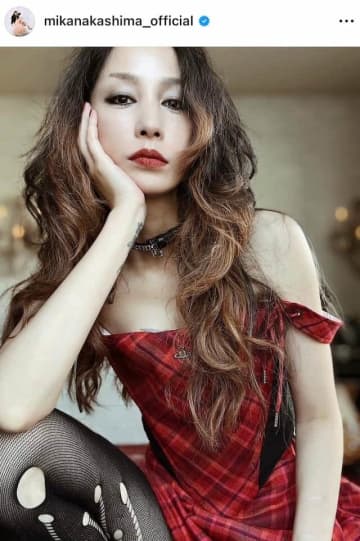 中島美嘉、かっこよすぎヴィヴィアンの赤チェック柄コーデで無敵ビジュ　「リアルNANA」ファン感動