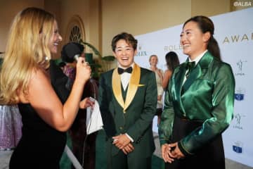 日本よりも出席が難しい米表彰式　岩井明愛＆千怜ツインズは“ロレックスグリーン”のリンクコーデで