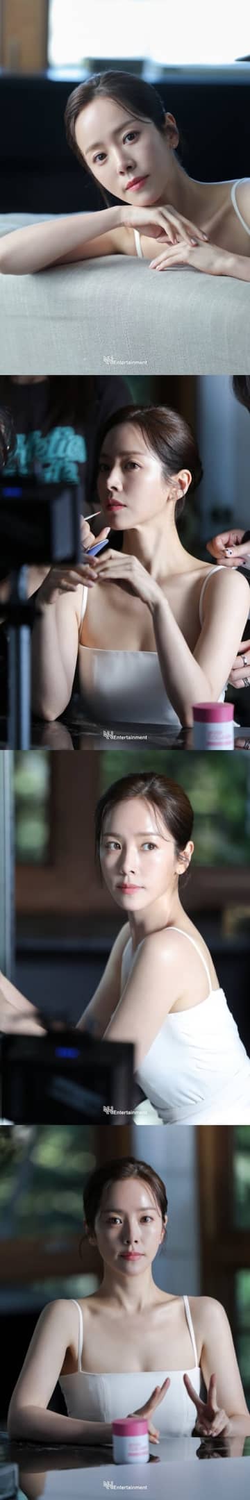 『イ・サン』女優ハン・ジミン、真っ白ドレスに透明感溢れる肌…43歳とは思えない完璧な美貌【PHOTO】