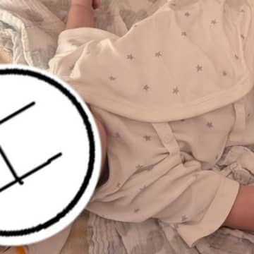 赤ちゃんが眠っているベビーベッドを覗いたら、『2匹のネコ』が…涙が出るほど尊い瞬間に１万いいね「かわいいぃぃ」「幸せのお裾分けありがとう」