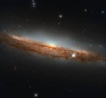 ダストレーンも美しい　ハッブル宇宙望遠鏡が観測した渦巻銀河「NGC 3717」