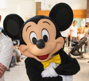 歌舞伎俳優愛用のディズニーグッズがゴージャスすぎる→海外パーク限定品だった