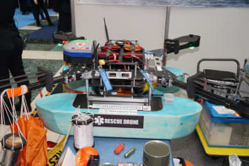 海で人を救う“飛ぶ救助隊” manisonias、水難救助ドローン「SAKURA」を公開