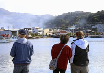 大分火災一夜明けても立ち上る煙　「家に近づけない」住民ら不安