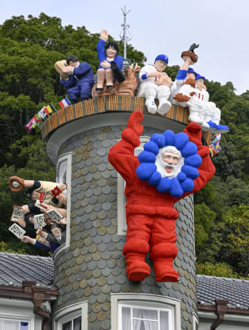 今年のサンタは万博のアレ、神戸　恒例の世相人形が披露