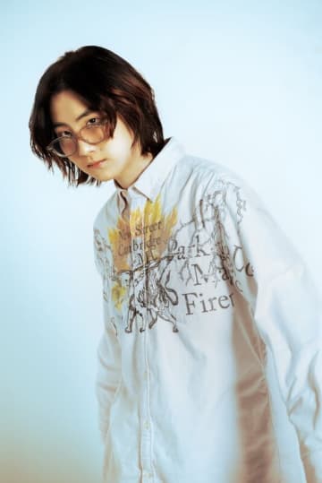 皆川溺、約半年ぶりとなる新曲「YOUR SENTIMENTAL BUS STOP」配信開始。弾き語り曲「オータム」も収録