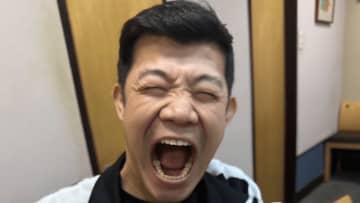 亀田興毅、サンマをきれいに平らげる　まさかの美しすぎる箸使いに元横綱も泣き笑い「お魚さんも喜んでます」