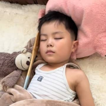 「これと寝たい史上、一番意味がわからない…」ママが困惑、調理器具と添い寝する兄妹に「将来は料理人かな？（笑）」