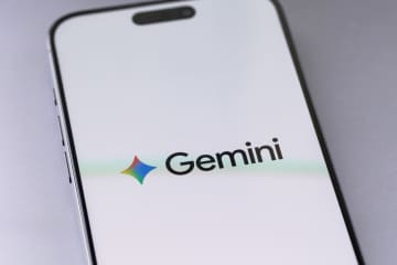 iOS 26.2で「日本だけ」サイドボタンのSiri変更が可能に。GeminiやAlexaに対応