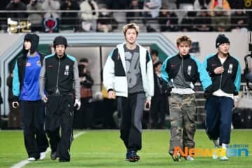 【PHOTO】CORTIS、サッカーのハーフタイムショーに出演…情熱的なパフォーマンス