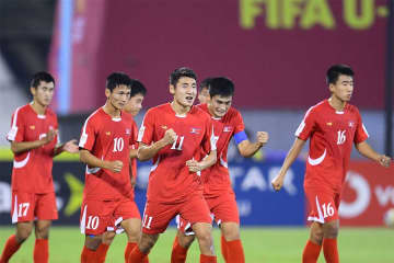 握手ではなく“グーパンチ”？　日本×北朝鮮戦で…試合前の一幕が話題「マジでひどい」「抗議すべき」