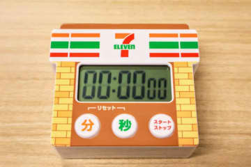 セブンイレブン「福袋2026」を発売前に開封！　街中で見る店頭がまさかのグッズに変身