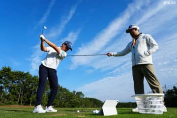 スティックを使った練習を繰り返す勝俣陵に直撃　「アマチュアの方もダフリを減らせる」ドリルとは？