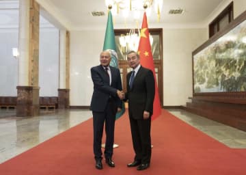 王毅氏、アラブ連盟事務局長と会見