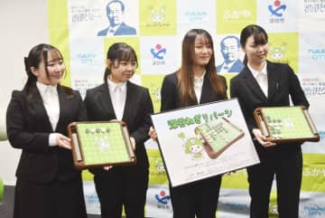 白黒じゃなくて白と緑…深谷ねぎでリバーシ　廃棄されるネギの葉を資源化し活用　大部分が畑への廃棄処分となっていた葉　腐敗すると悪臭が発生し、農家の悩みの種だった