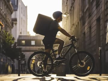 Uber Eatsが「バイク便」参入　知人に荷物を30分程度で配達