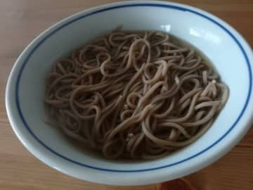 【業務スーパーコスパ最強】「19円そば」など人気の「お蕎麦」おすすめ4種！生麺・冷凍・乾麺を食べ比べ