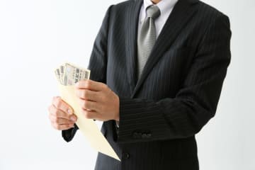 私は部長で「月給50万」ですが、友人は“課長”で「約55万円」だそうです。自分の給与は、平均よりも低いのでしょうか？