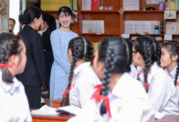 愛子さま、日本語の授業を視察　ラオス訪問、首都ビエンチャンで