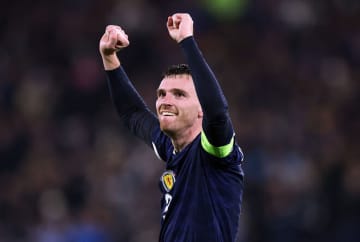 「精神的にはボロボロだった」奇跡的勝利で28年ぶりW杯出場決定のスコットランド、主将は急逝したリバプール同僚への思いを吐露「ずっと頭から離れなかった…」