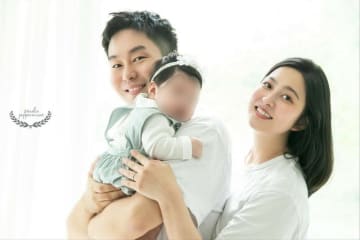 学園ドラマ「ゆれながら咲く花」から誕生したカップル…パク・セヨン＆クァク・ジョンウク夫婦、誕生200日の娘と家族写真