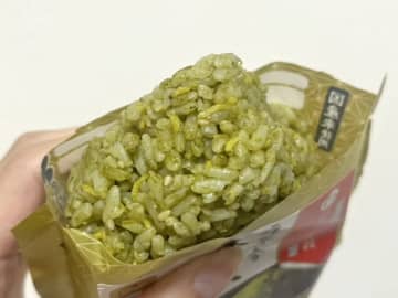 温かい蕎麦との相性バツグン！　コンビニで見つけた『緑色のおにぎり』に入っていた具材が…