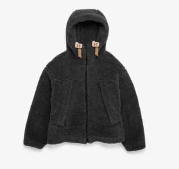 【WOOLRICH】都会派キャンパーへ捧ぐ！カプセルコレクション「Charcoal Gray Outdoors」登場。GORE-TEXからボアフリースまで、シックなチャコールグレーで冬を格上げ！