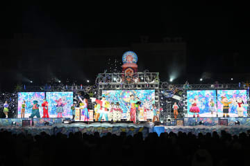 ＵＳＪの新たな「クリスマスショー」お披露目、ド派手演出に歓声