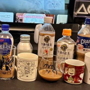飲み比べをしようとミルクティーを並べていたら…愛猫がとった『かわいすぎる行動』に15万いいね「大体合ってる」「美味しそうなミルクティー」