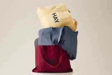 ヘイ(HAY)のロゴ入りトートバッグ、パステル調ワイングラスなど北欧インテリア雑貨も