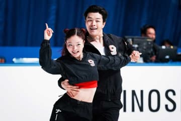 来日アメリカ女子、日本滞在の“衣装”に熱視線　「凄い、1998年の…」「素敵なシャツ」の声