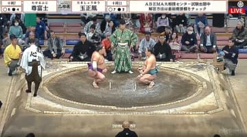 「これは目立つ」大相撲、行司の背後に“ひょっこり”著名人の姿 ひときわ目立つ存在感にネットざわつき