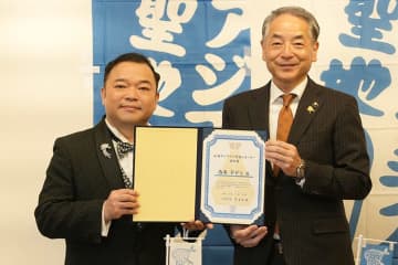 “今世紀最後の歌謡ショー司会者”西寄ひがし、長崎県松浦市「松浦アジフライ実況レポーター」に正式認定！　認定証の交付式に出席