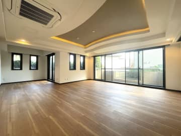 経堂オリエントコート 1階｜「経堂」駅徒歩11分。利便と安らぎを手にする、経堂の心地よい低層レジデンス。専有面積160㎡超、30帖超の広々LDK。和室と専用庭付き。陽当たり良好な角部屋4LDK