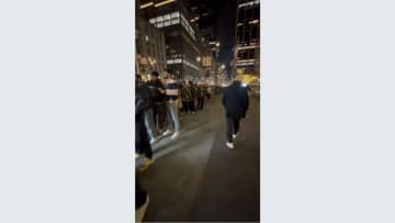 「マムダニのもとで変わるNY 不法滞在者が並ぶ」は誤り 動画は人気屋台の行列