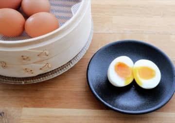 白身ぷるぷる、黄身はとろりと濃厚！簡単でおいしい「せいろ蒸し卵」試してみた