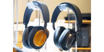 “マクラーレン・オレンジ”のB&Wのコラボヘッドホン「Px8 S2 McLaren Edition」。日本国内1000台限定