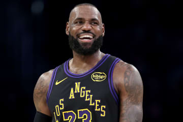 NBA史上初の23シーズン目！“黄金シューズ”で今季初戦に臨んだレブロン、圧巻の12アシスト＆連続２桁得点記録は1293試合に更新＜DUNKSHOOT＞