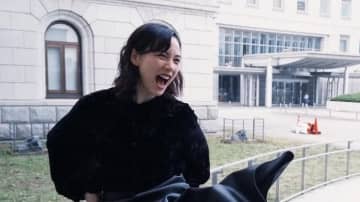 のん 120度のド迫力”脚上げ”を披露！本人も「謎」と綴る“大暴れ”ロングスカート姿に反響「力強く美しい」「エレガント！！」