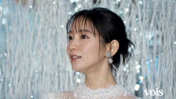 【動画】吉岡里帆、丸の内に女神降臨　白ドレス姿で点灯式「視界がキラキラして楽しい」