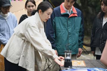 薫（波瑠）が問題発生のサマーキャンプで奮闘　『フェイクマミー』第7話先行カット