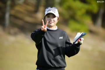 女王目前の佐久間朱莉、テーマは「最終日までいること」　平均ストローク60台の快挙も視野