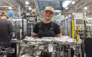 トヨタ、米国でのハイブリッド車の生産能力拡大に9億1200万ドルを投資 米国初の「カローラハイブリッド」生産開始