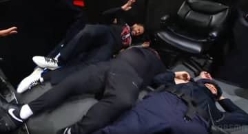 【ＷＷＥ】男子ウォーゲームズは超豪華メンバー！　ローマン・レインズは警官ごとバリケード破壊